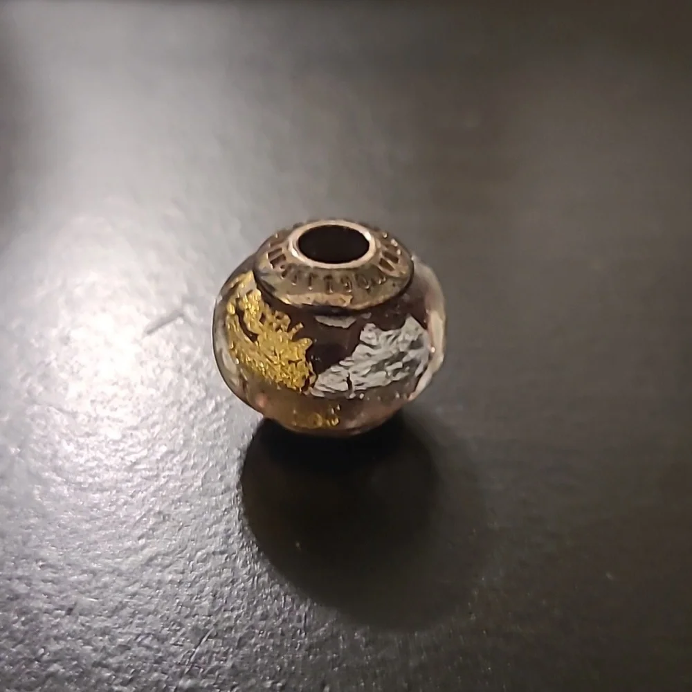 Charm with yellow and silver design - Picture 2 of 4
